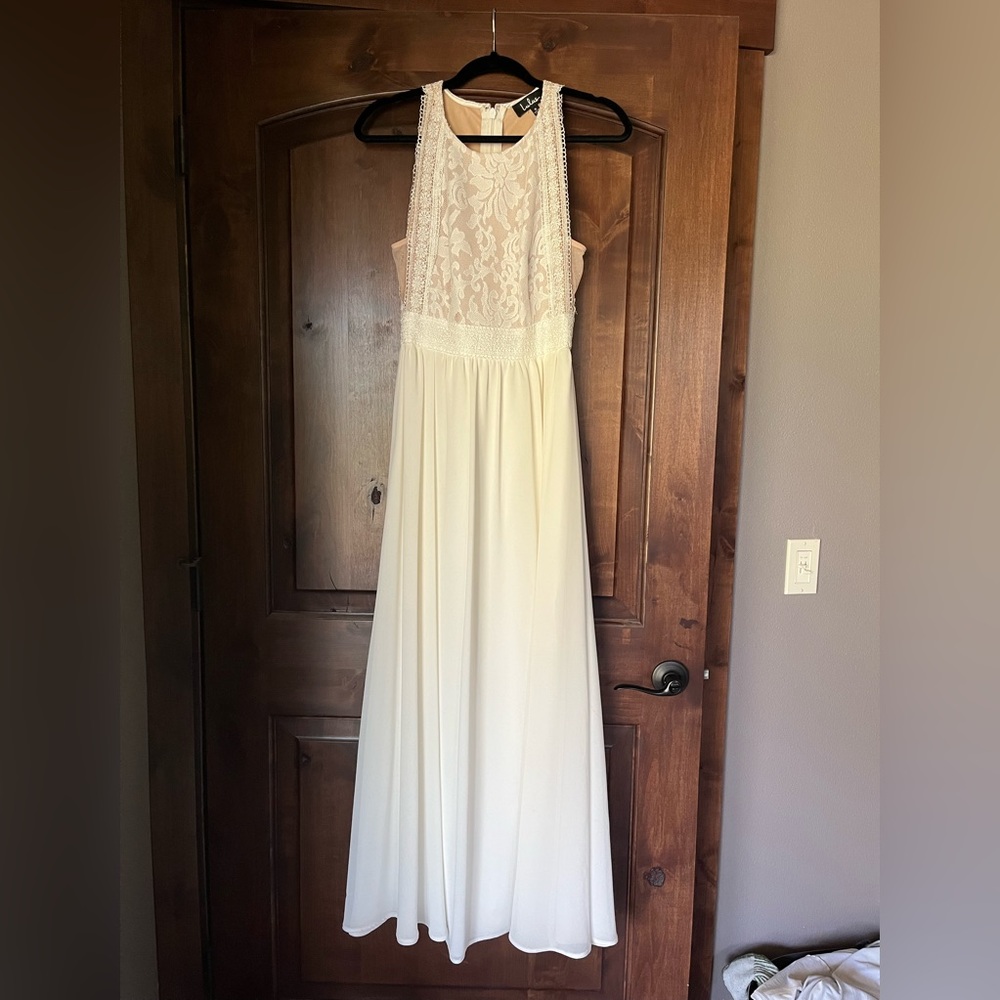 Cream/white dress from Lulus. Worn once. Size small. Lace top.